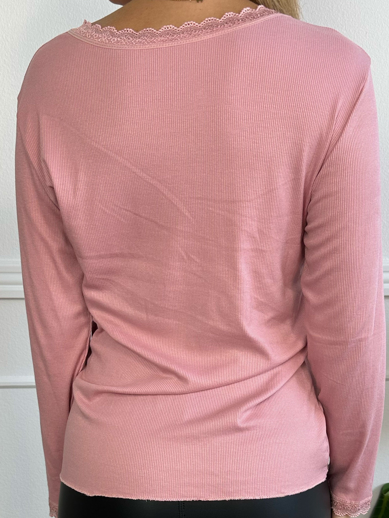 Ibina Long Sleeve - Söt blus med veck och spetskant